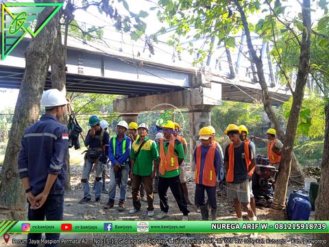 Pengencangan baut jembatan Kali Wulung, Blora - Jateng