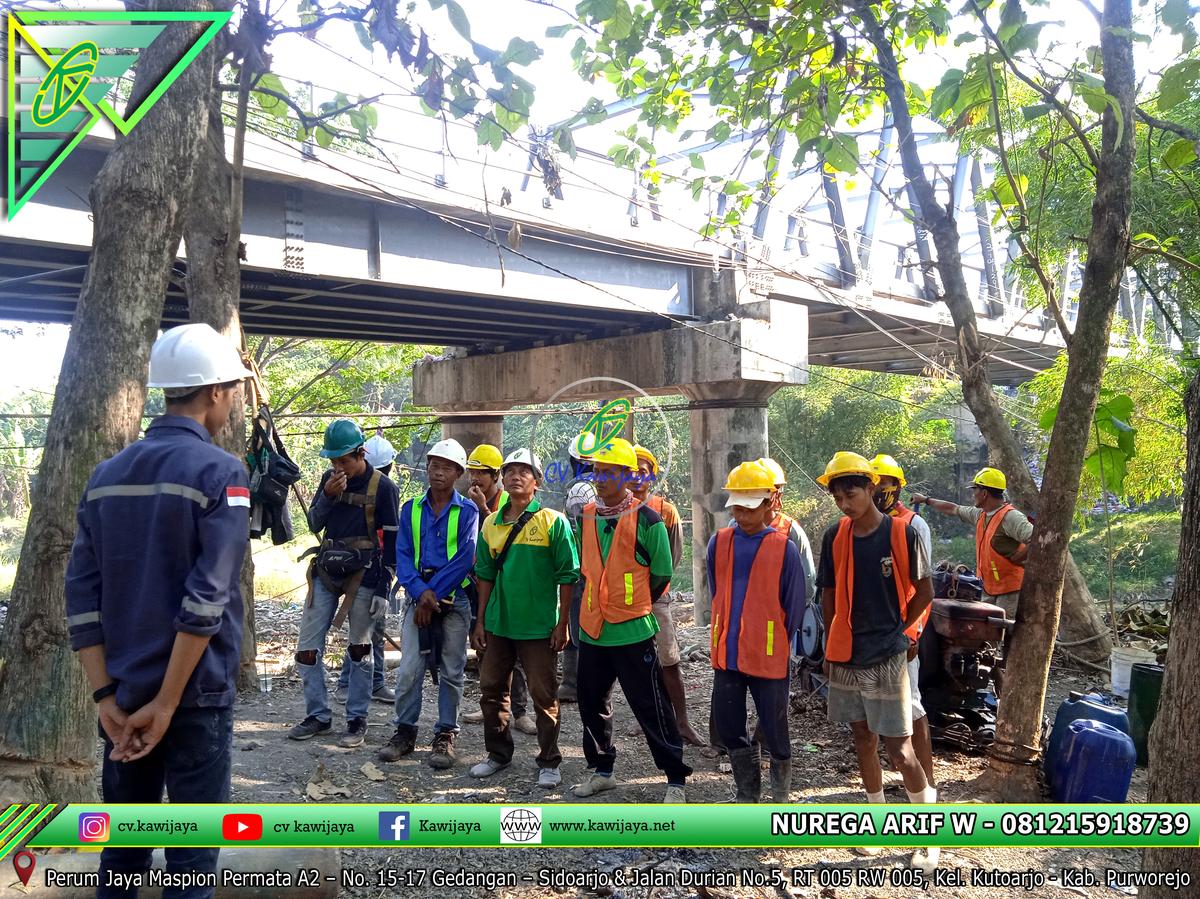 Pengencangan baut jembatan Kali Wulung, Blora - Jateng