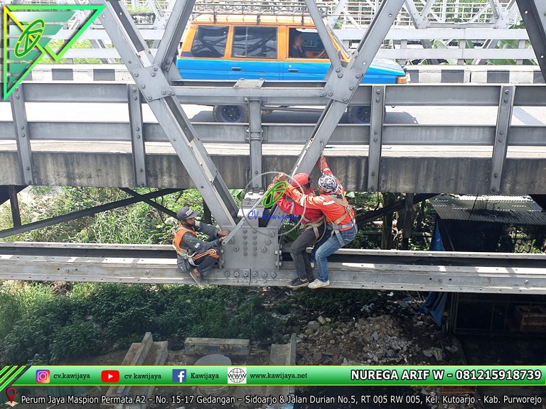 Pengencangan baut jembatan jurug, Surakarta - Jateng