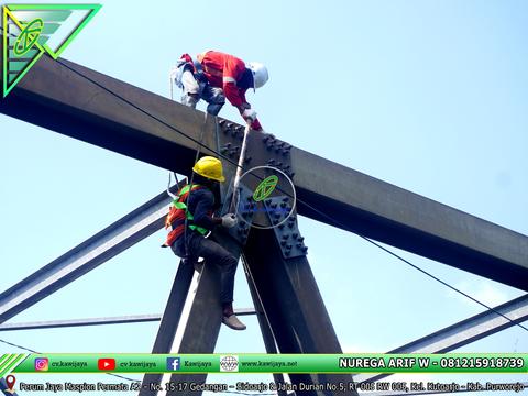 Pengencangan baut jembatan Kali Wulung, Blora - Jateng