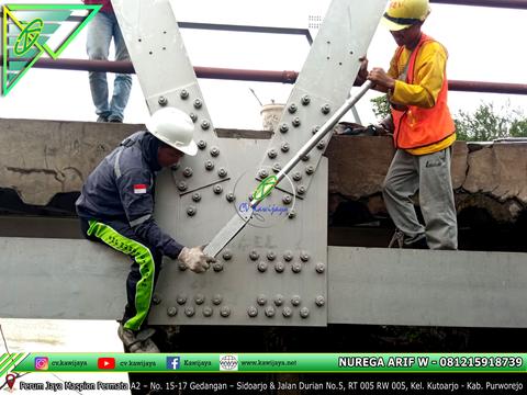Pengencangan baut jembatan kali rambut, Tegal - Jateng