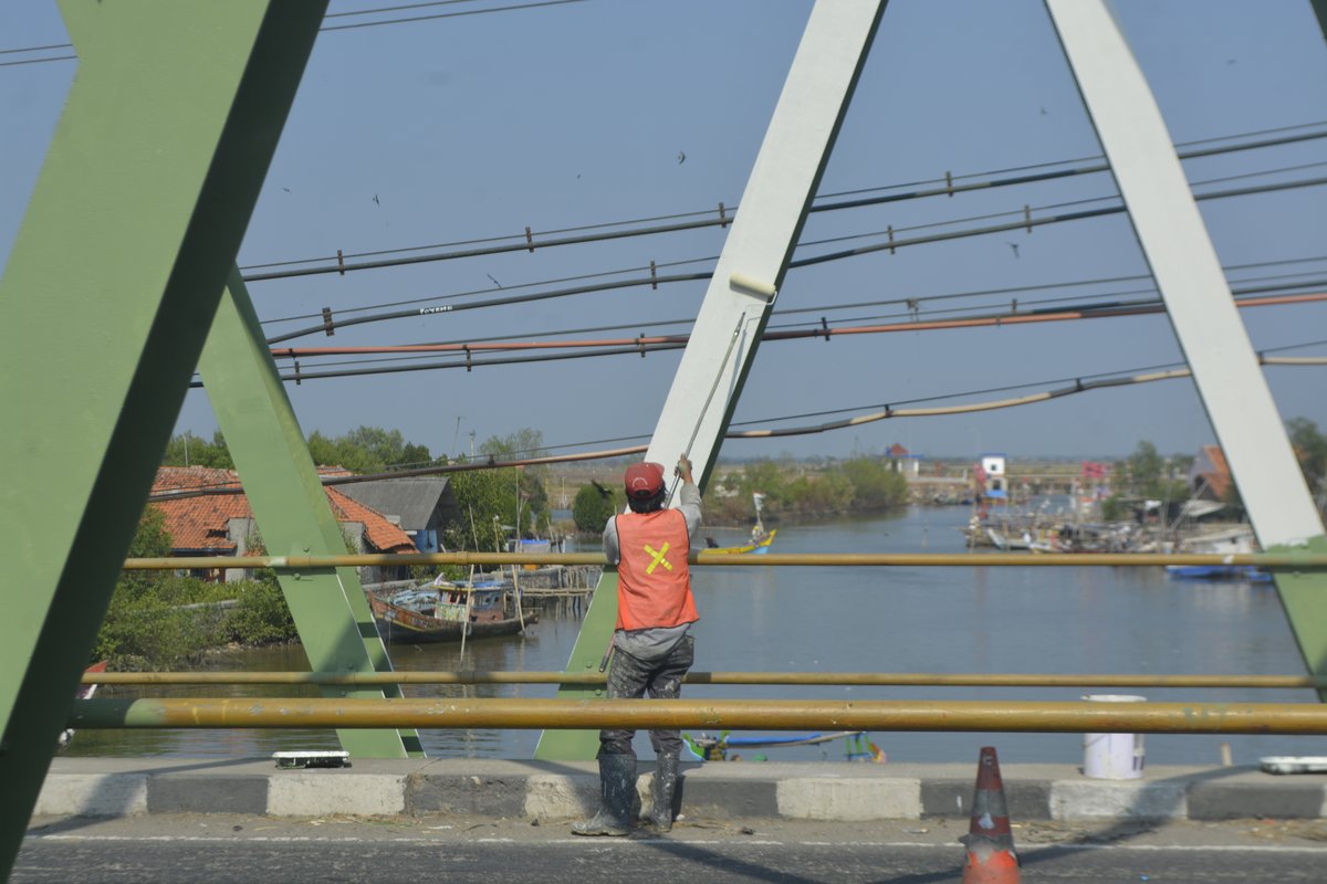 Pengecatan Jembatan Eretan - Indramayu