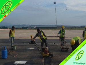 Pemasangan Expansion Joint Asphaltic Plug Di Proyek Waskita Bandara A. Yani Semarang