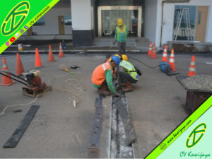 Pemasangan Expansion Joint Asphaltic Plug Di Proyek Waskita Bandara A. Yani Semarang