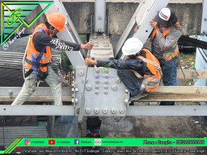 Pengencangan Baut Jembatan di Jurug - Surakarta
