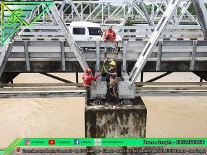 Pengencangan Baut Jembatan di Jurug - Surakarta